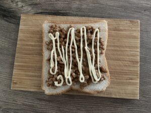 納豆を乗せマヨネーズをかける