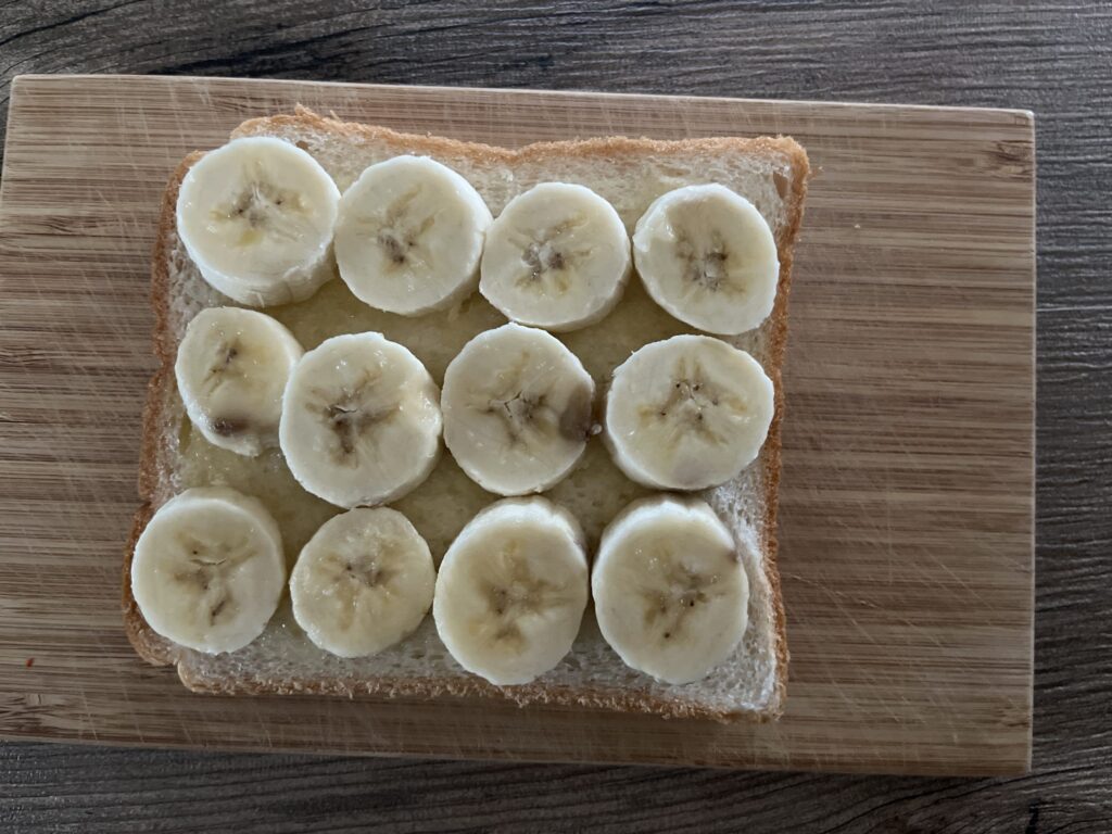 パンにバナナを乗せる