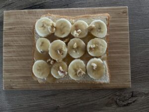 パンにくるみ、バナナを乗せはちみつをかける