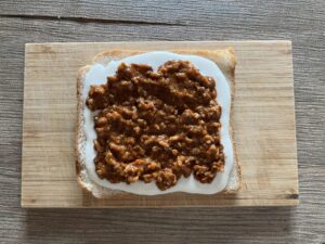 ミートソースを塗る