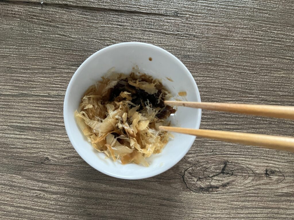 かつお節としょうゆを混ぜる