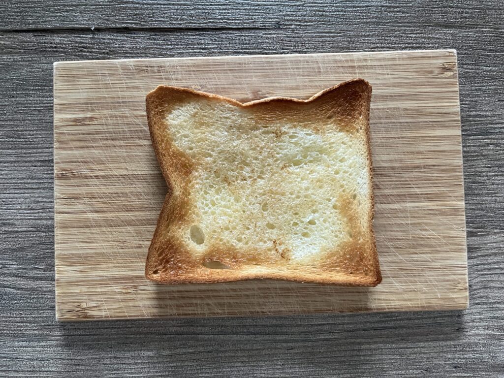 食パンにバターを塗ってトースターで焼く