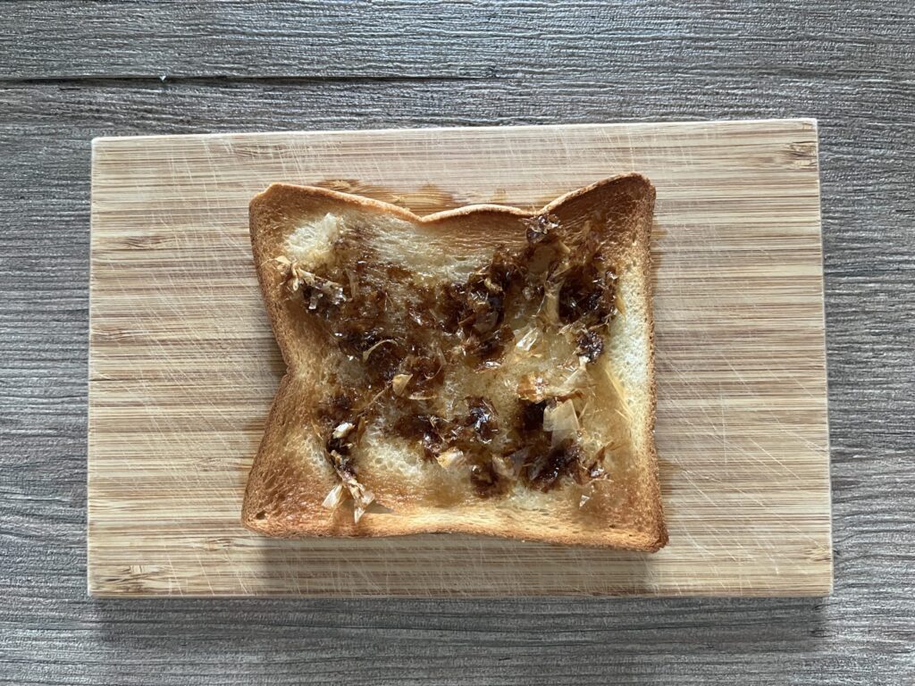 パンにかつお節をのせる