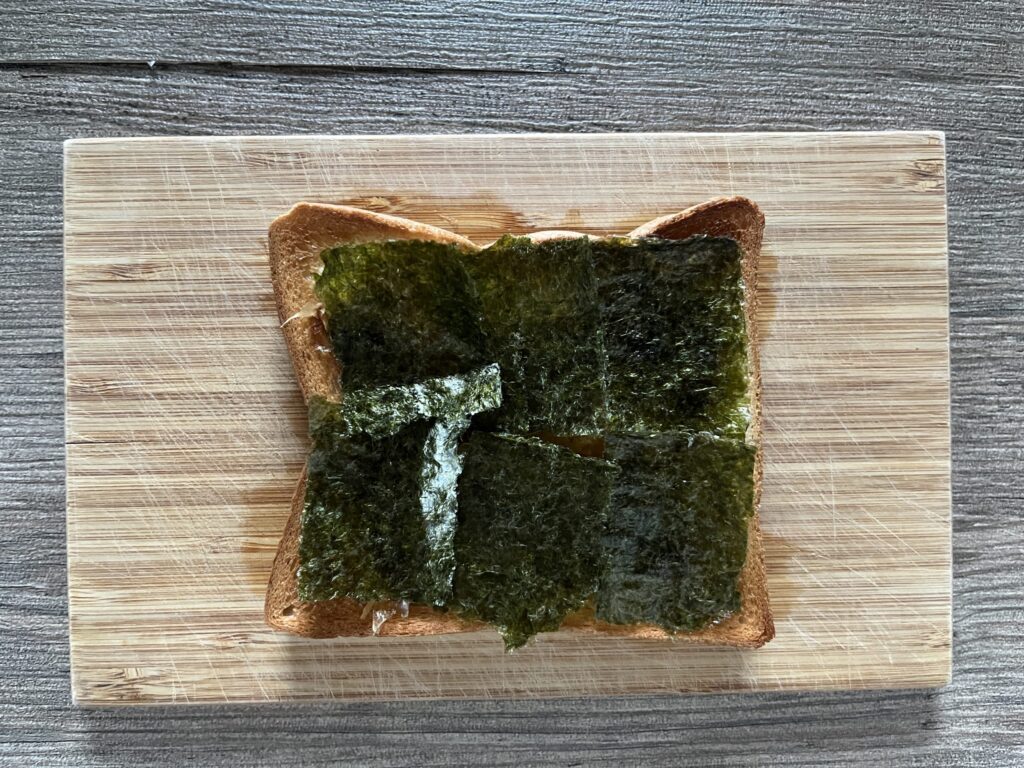 ひとくち大に切ったのりをのせる