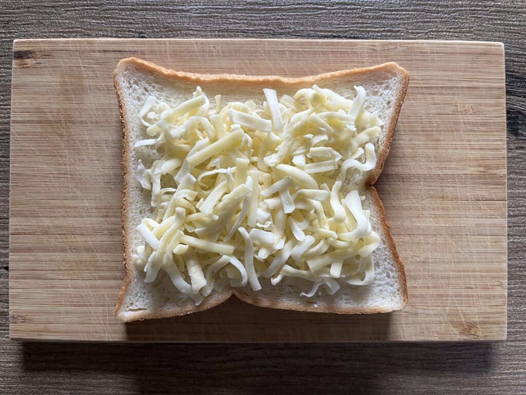 食パンにピザ用チーズをのせる