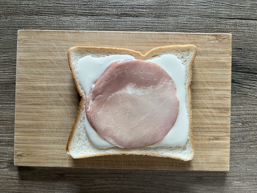 ハムをのせる
