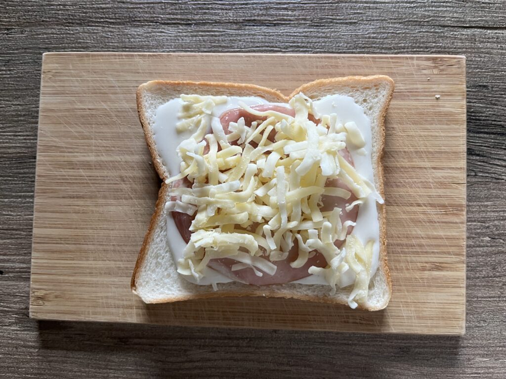 ピザ用チーズをかける