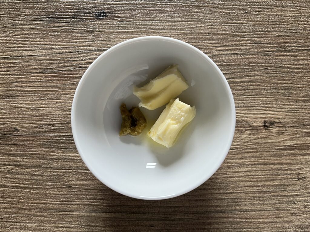 柚子胡椒とバターを混ぜる