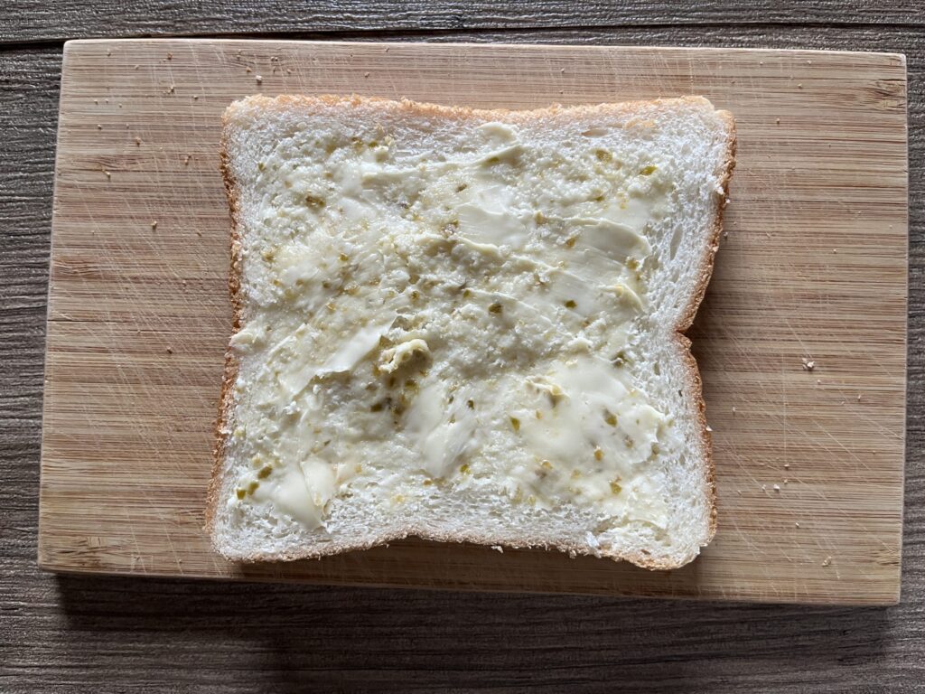 食パンに柚子胡椒バターを塗る
