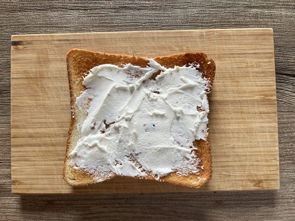 クリームチーズを塗る