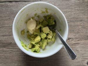 アボカド・マヨ・レモン汁を混ぜる