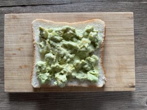 食パンにアボカドペーストをのせる