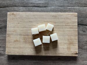 切り餅を小さく切る