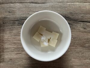 切り餅に砂糖・水を入れる