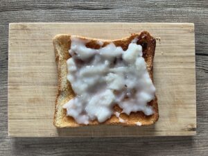 焼いた食パンに餅を塗る