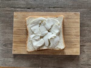 食パンにモッツァレラチーズをのせる