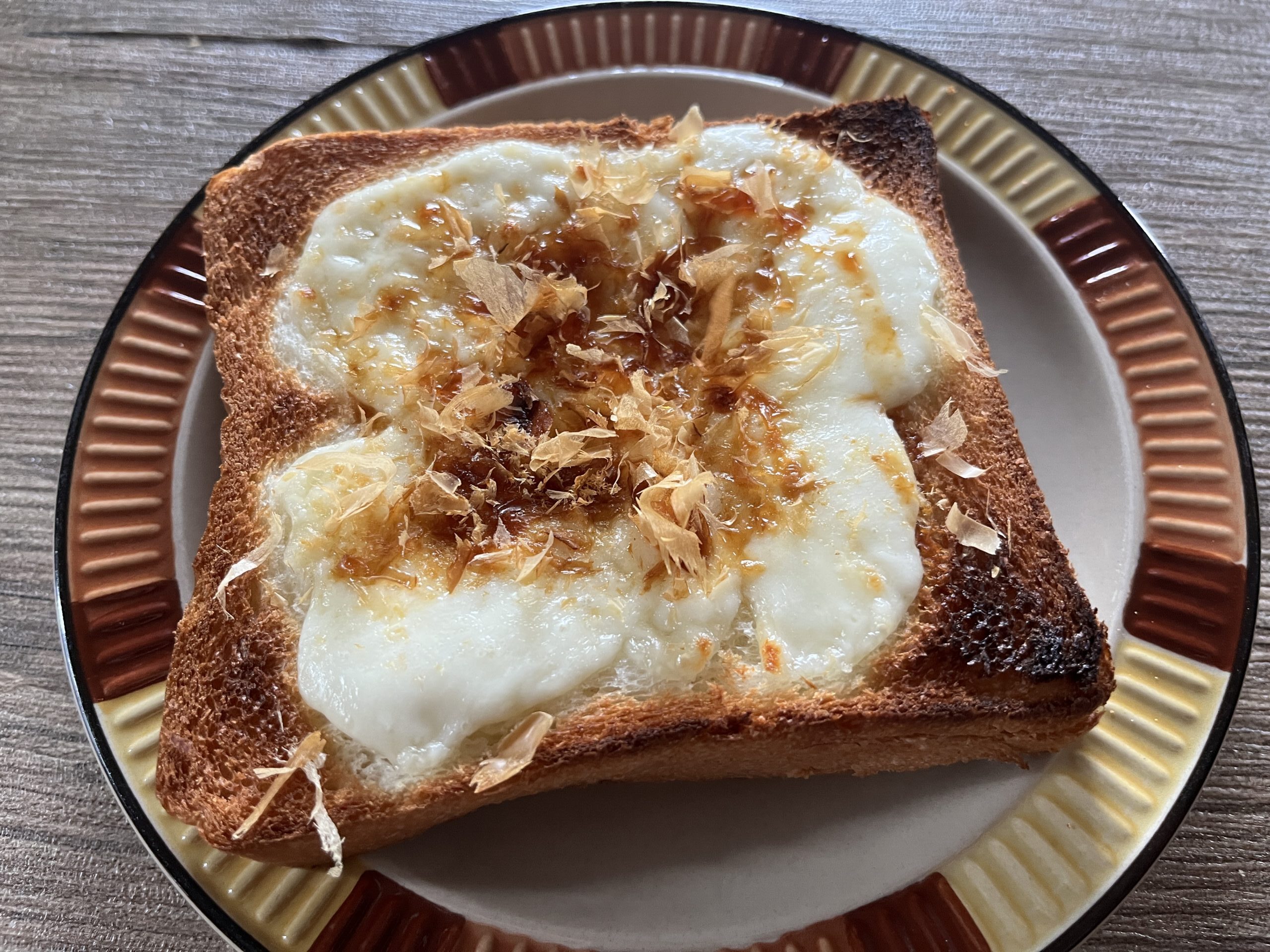 モッツァレラチーズとおかか醬油のトースト