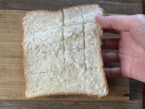食パンに格子状の切れ目を入れる