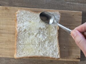 食パンにサラダ油を塗る