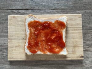 食パンにケチャップを塗る