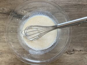 カスタードクリームの材料を混ぜる