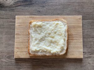 食パンにカスタードクリームを塗る