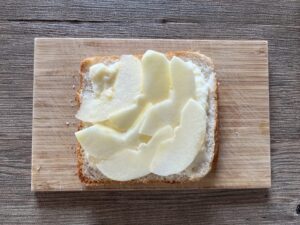 スライスしたりんごを乗せる