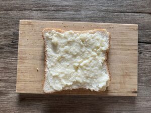 食パンにカスタードクリームを塗る