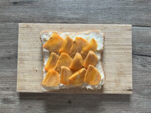 スライスした柿をのせる