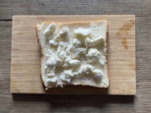 おろしにんにくを食パンに塗りモッツァレラをちぎってのせる