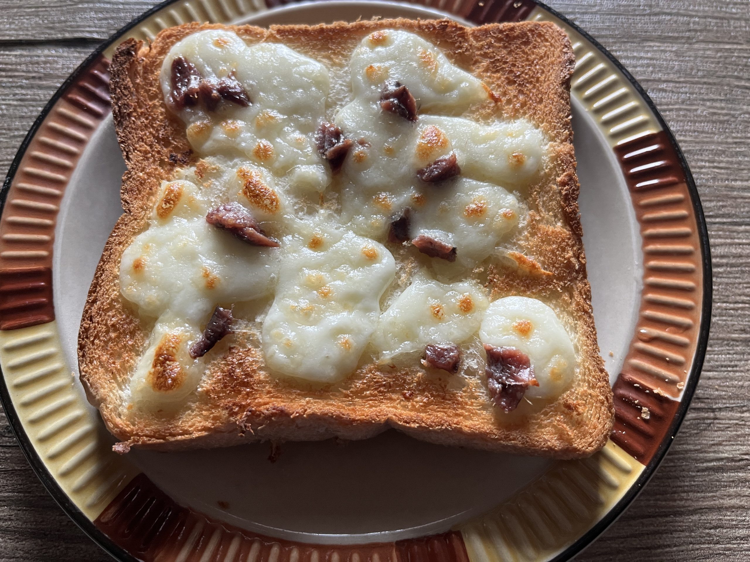 アンチョビとモッツァレラのトースト