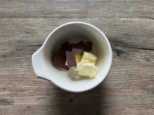 チョコとバターをレンジで加熱する