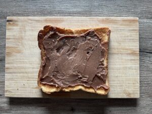 チョコバターをトーストした食パンに塗る