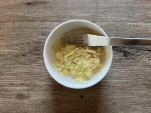 ジャガイモにバター・牛乳・チーズ・塩コショウを混ぜる