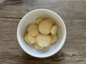 さつまいもを切ってレンジで加熱する