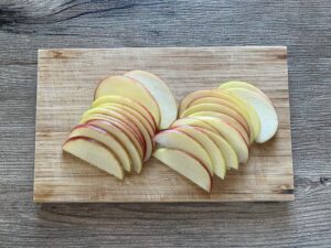 りんごを薄切りにする