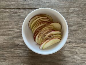 りんご・砂糖・レモン汁を入れてレンジで加熱