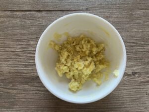 バター・砂糖・牛乳を入れてつぶす