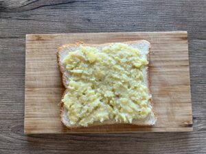 食パンにさつまいもペーストを塗る