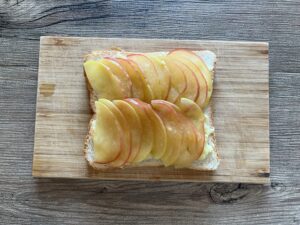 りんご煮をのせる