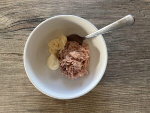 ツナ、マヨネーズ、塩こしょうをまぜる