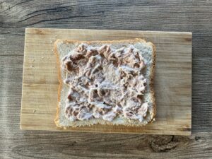 ツナペーストを食パンにのせる