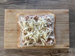 ピザ用チーズをのせる