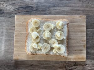 食パンにバナナ、バターをのせる