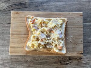 食パンにポテトサラダをのせる