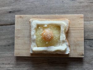 粉チーズをかける