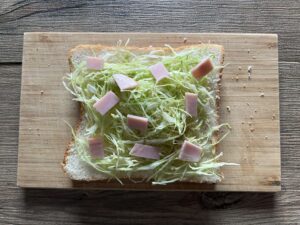 ハムをのせる