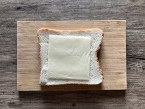 スライスチーズをのせる
