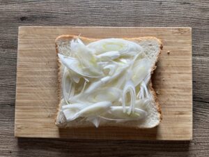 斜め薄切りにした長ネギをのせる