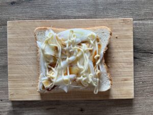 マヨネーズと醤油をかける